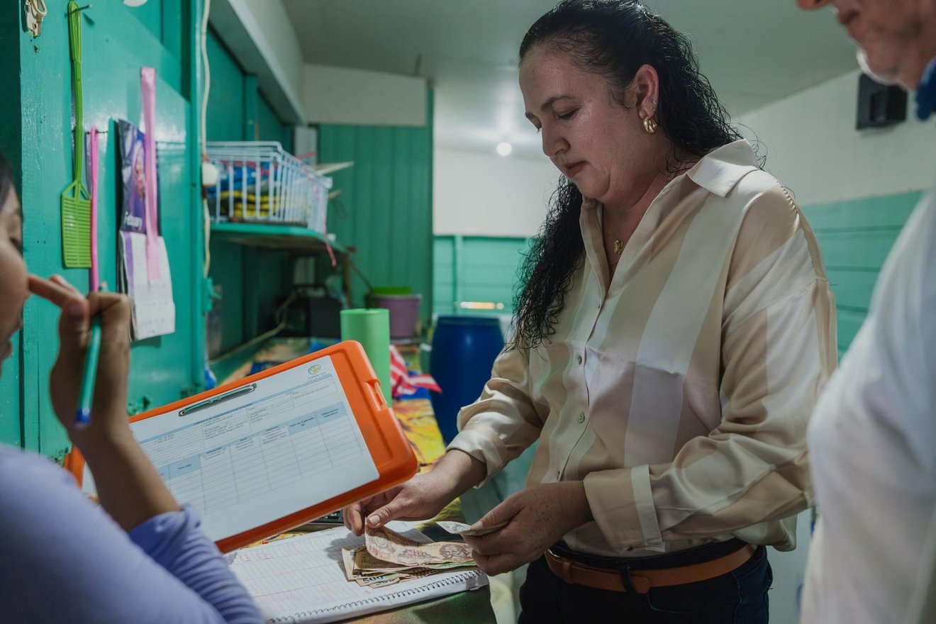 Elba Chisui Diamond, a 44-year-old woman, is very proud to have been born and raised in the Cayitos de Utila. She supports her mother, better known as Ms. Bess, 73, also from Utila, in managing the Cayitos collection center, the main source of local income. Together, they provide the opportunity for mor