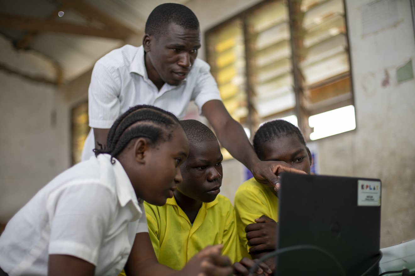 1341_KENYA_FAIRPICTURE_40