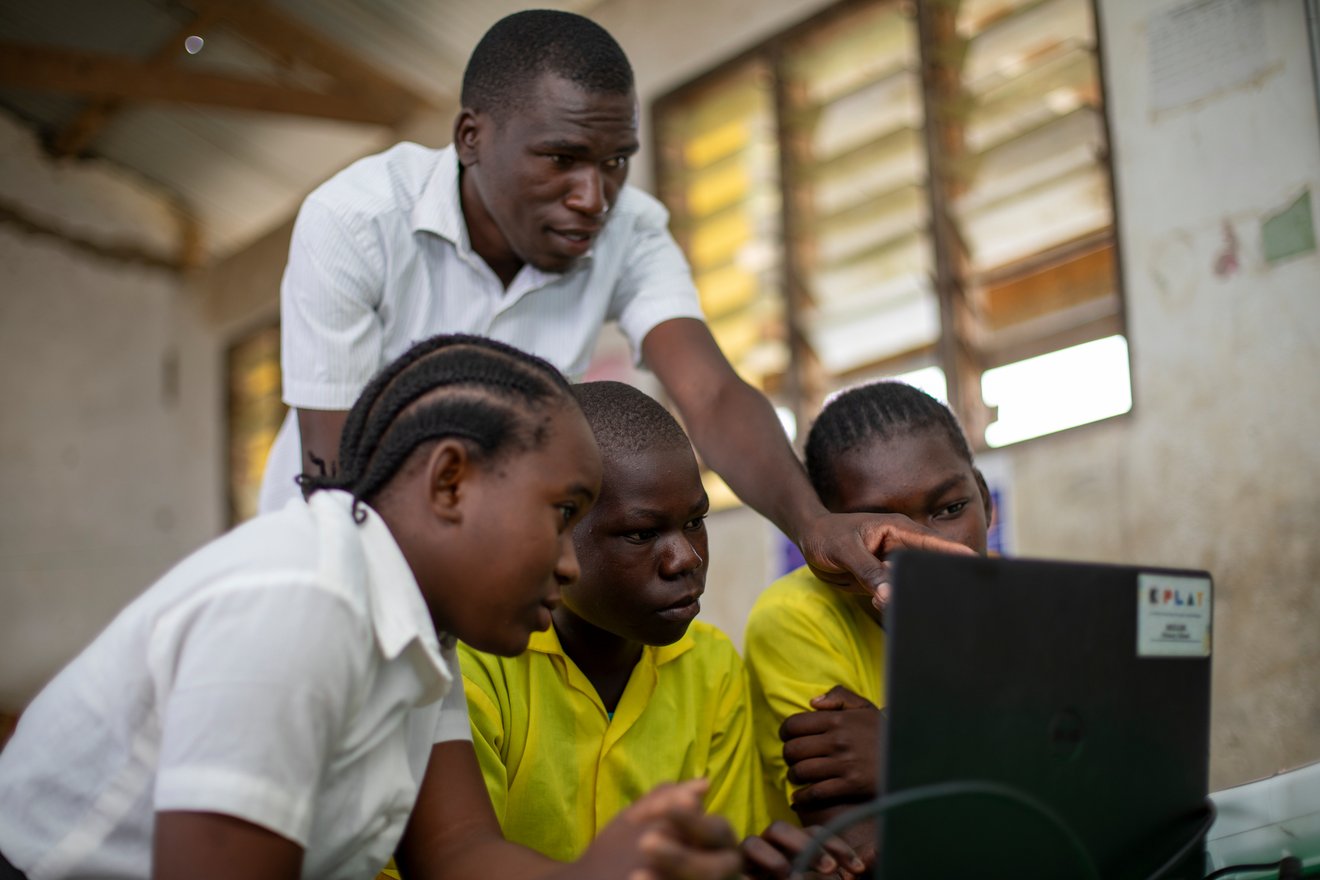 1341_KENYA_FAIRPICTURE_40